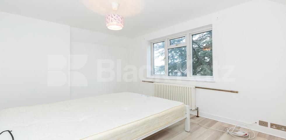 			SPACIOUS FAMILY HOME!, 3 Bedroom, 2 bath, 2 reception House			 Summers Lane, FINCHLEY